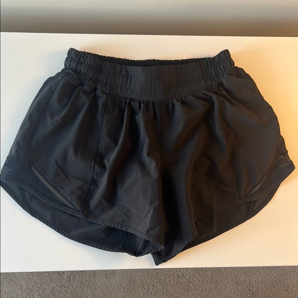 Lululemon hotty hot 2.5 shorts